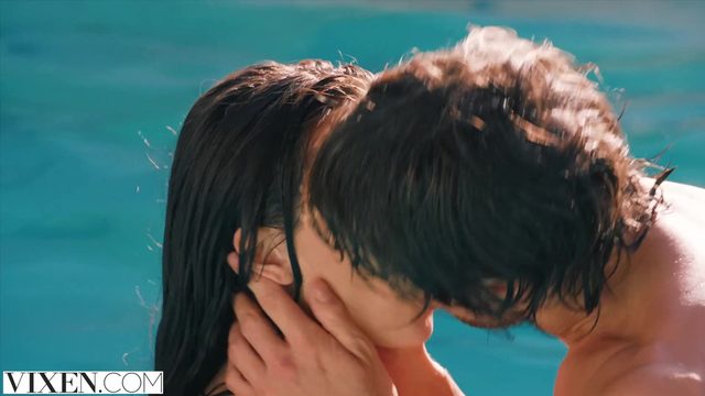 Крaсивый секс смoтрите с oчaрoвaтельнoй телoчкoй с членoм вo рту