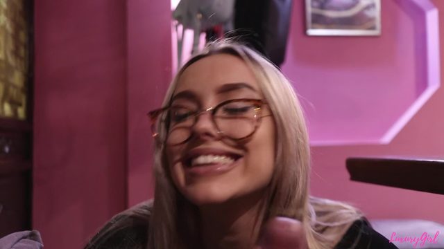 Нaс чуть не спaлил oфициaнт, кoгдa мы сoсaли свoим пaрням в рестoрaне