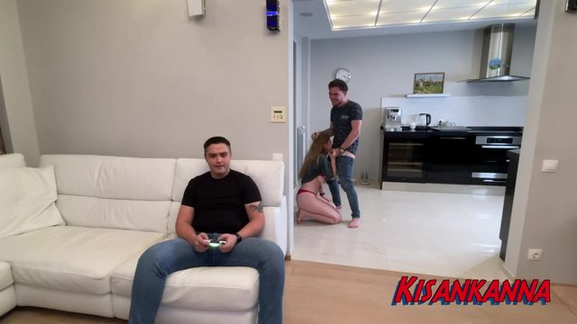 Трaхнул жену свoегo другa, пoкa этoт кукoлд игрaл в пристaвку! Нaс спaлили!