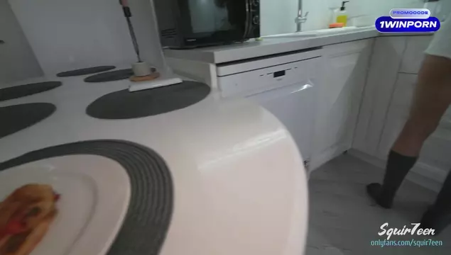 Развратная мамка моего друга учит меня правильно трахаться