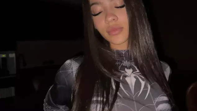 Молодая красотка мастурбирует и кончает в своем новом костюме