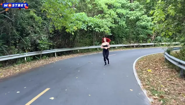 Встретил рыжую незнакомку во время пробежки и трахнул её у нее дома