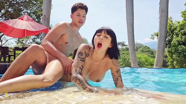 Развратная колумбийка соблазнила на секс в бассейне дворецкого