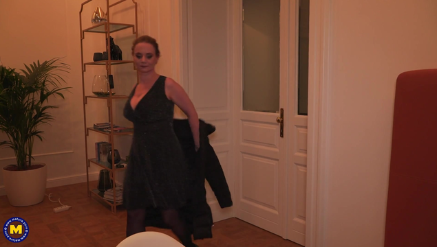 Мачеха застукала падчерицу за сексом с парнем и присоединилась для тройничка