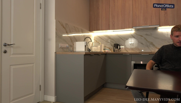 Я трахнул грудастую подругу жены, пока она была в душе