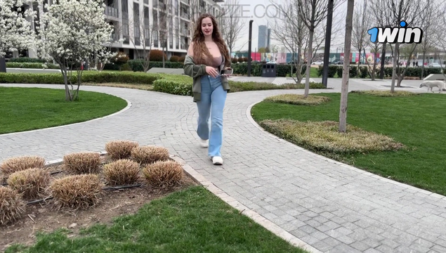 Грудастая подруга взяла в рот мой член и предложила потрахаться