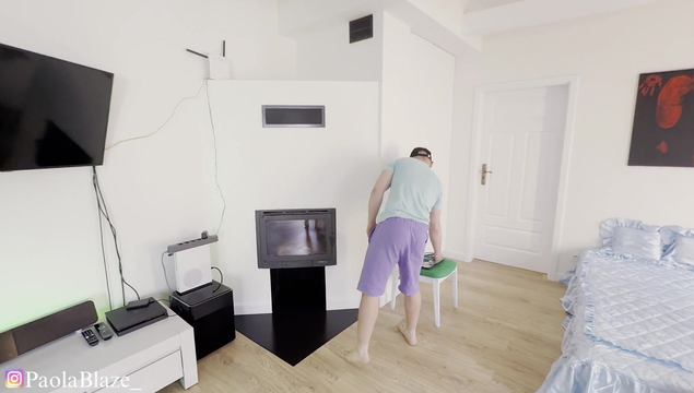 Заказала специалиста, чтобы настроил интернет, но и киску заодно полизал