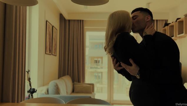 Похотливая блондинка изменяет парню и трахается с любовником на столе