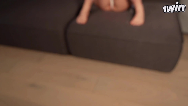 Блин, брат, я застряла в диване – пожалуйста, только не трахай