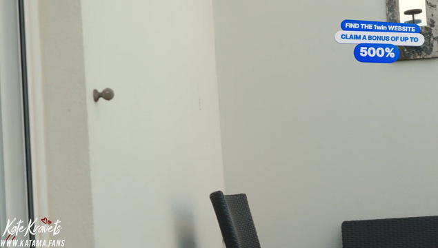 Приемная сестра сосет брату, пока родители увлеченно смотрят телевизор