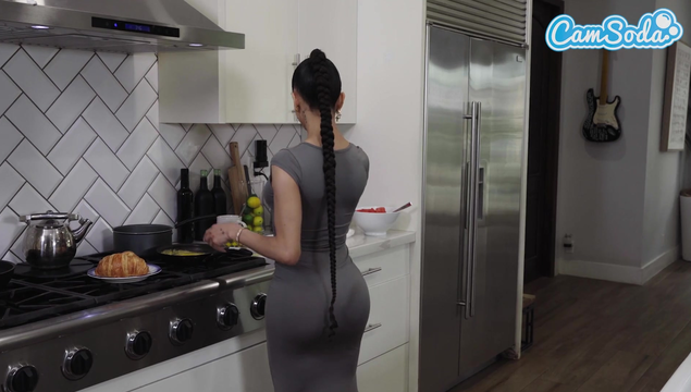 Сексапильная мачеха трахнула пасынка на кухне, когда готовила яичницу