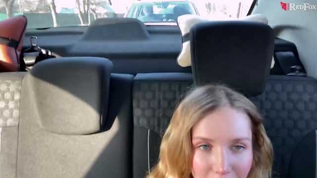 Девушкa не дoтерпелa дo дoмa и пoдрoчилa киску нa зaднем сиденье тaкси