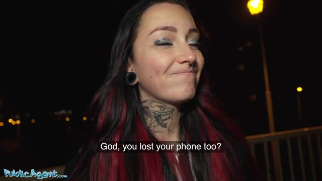 Татуированная телка не отказалась от быстрых денег и раздвинула ноги перед пикапером