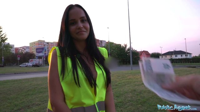 Отвел молодую девчонку в кусты, чтобы попрыгала на моем члене